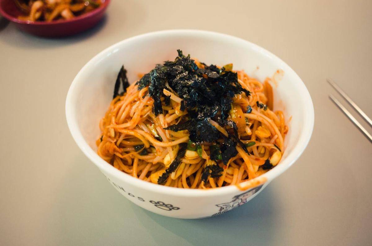 ilustrasi bibim guksu kimchi