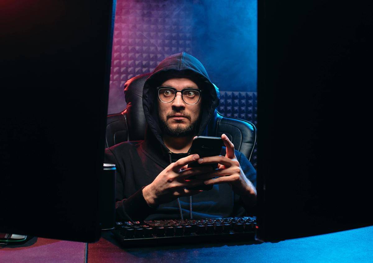 ilustrasi pria main hp