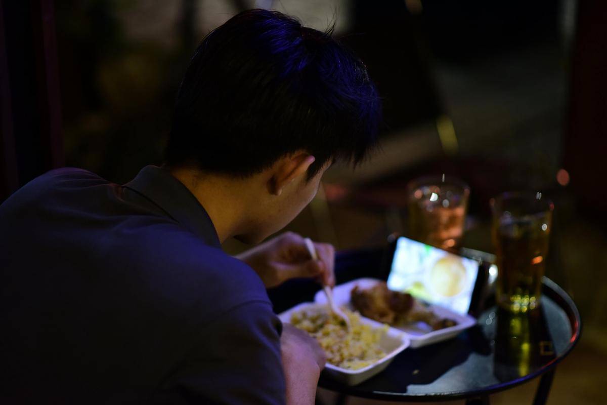 ilustrasi pria makan malam 