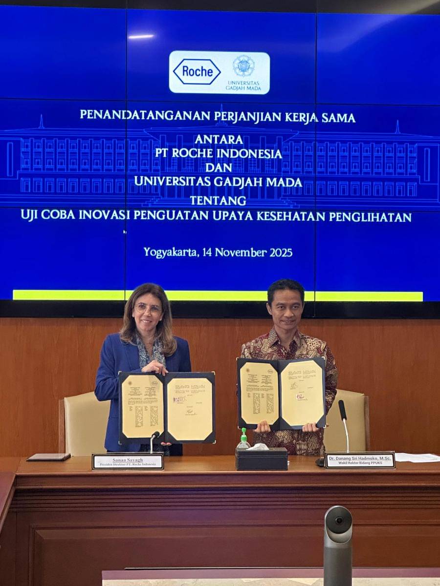 Penandatanganan Perjanjian Kerja Sama Roche Indonesia dan FK-KMK UGM, di UGM, Jumat (14/11/2025). (Dok. Istimewa)
