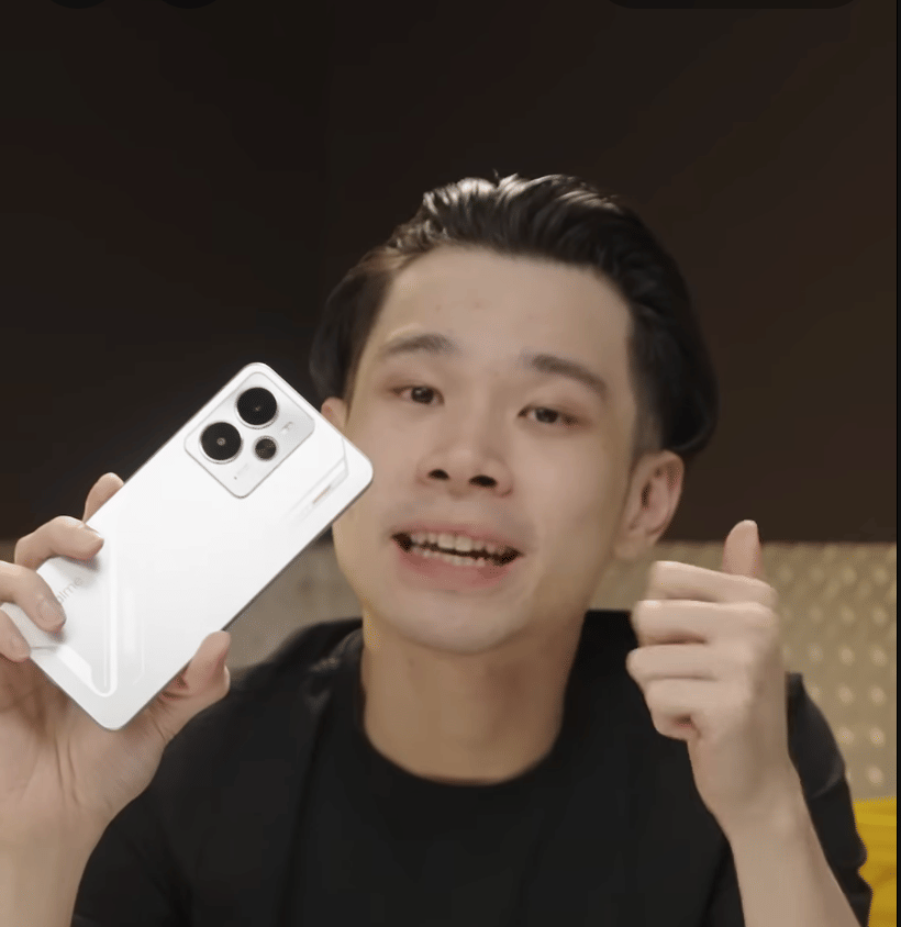 Jess No Limit sedang memegang realme 14 5G