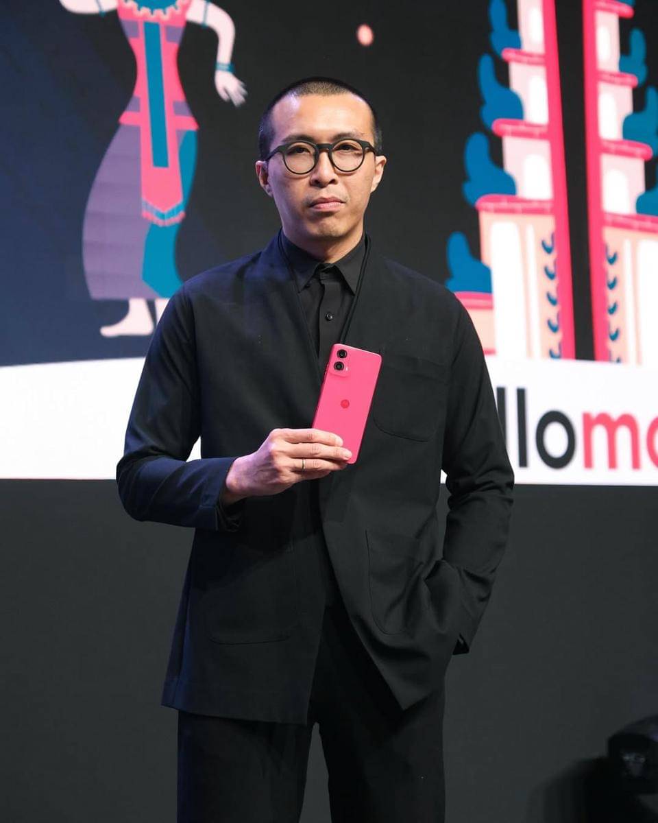 dr Tirta ketika memegang HP Motorola Moto G45 5G