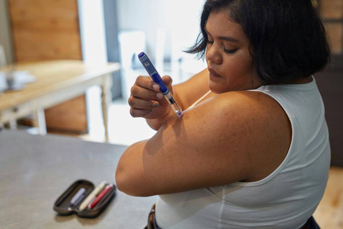 Pasien diabetes tipe 1 sedang melakukan suntik insulin