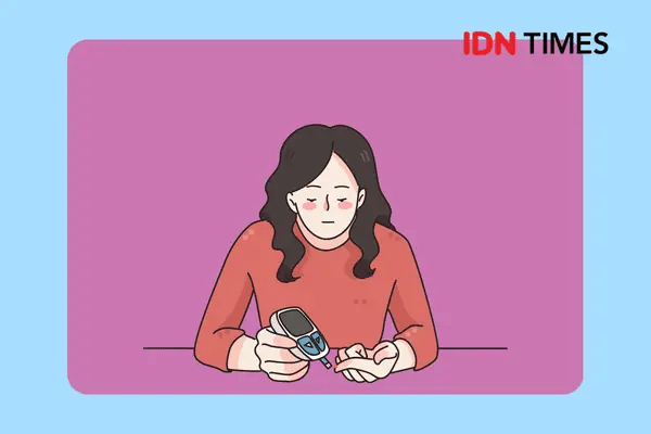 Seorang perempuan sedang cek gula darah dengan glukometer.