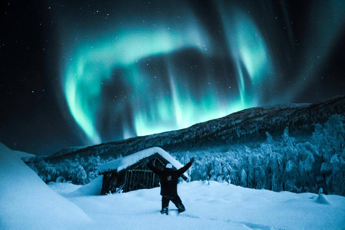 ilustrasi pakaian yang dipakai untuk menonton aurora borealis