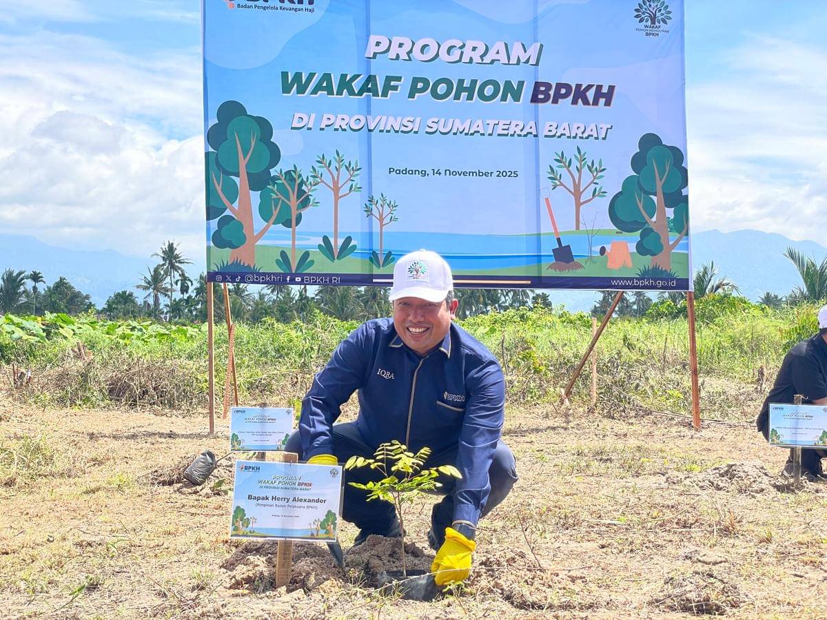 Anggota Badan Pelaksana Bidang Penghimpunan, Transformasi dan Teknologi Informasi BPKH, Harry Alexander menanam pohon di Padang (Foto: IDN Times/Halbert Caniago)