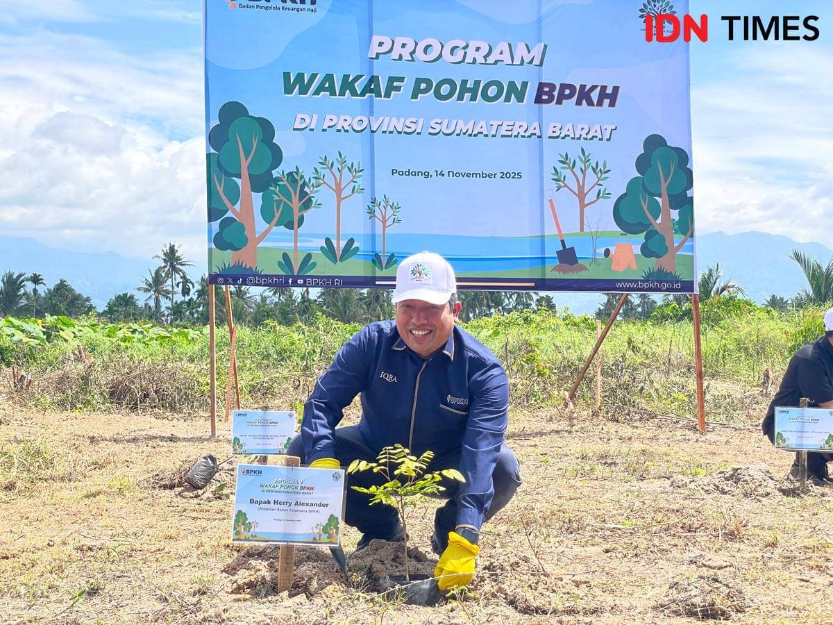 Anggota Badan Pelaksana Bidang Penghimpunan, Transformasi dan Teknologi Informasi BPKH, Harry Alexander menanam pohon di Padang (Foto: IDN Times/Halbert Caniago)