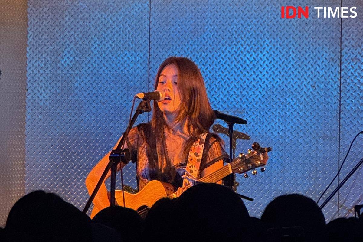 momen konser Greyson Chance pada Jumat (14/11/2025)