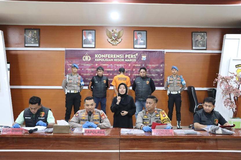 Kapolres Maros, AKBP Douglas Mahendrajaya, bersama PJU saat merilis kasus pembunuhan wanita di wilayah Bantimurung (Dok. Polres Maros).