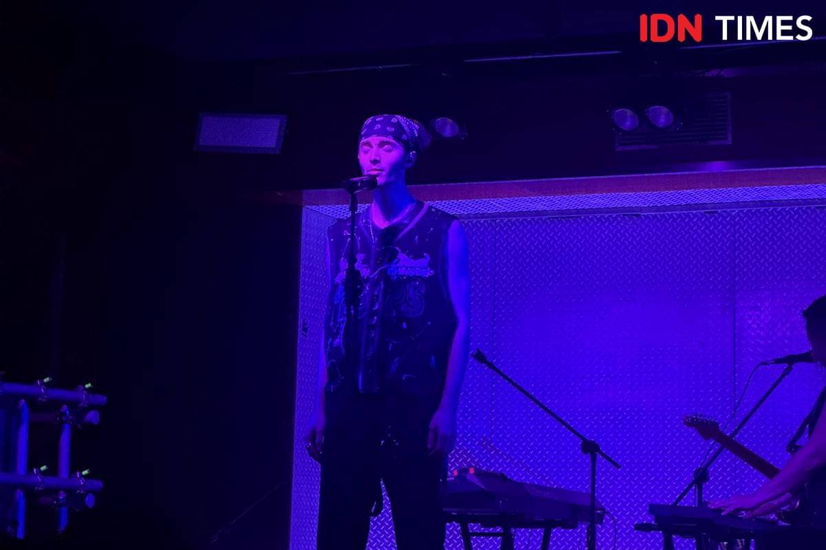 momen konser Greyson Chance pada Jumat (14/11/2025)