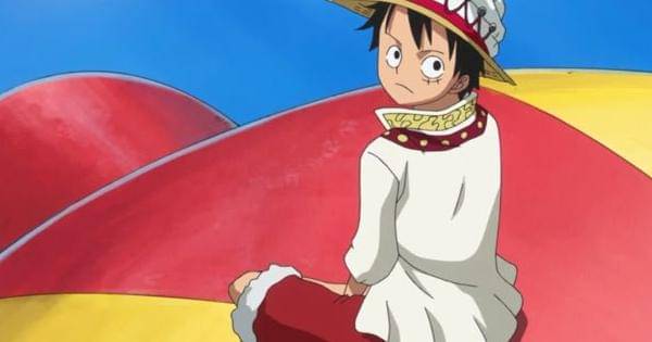 Luffy duduk di atas kapal Thousand Sunny - One Piece