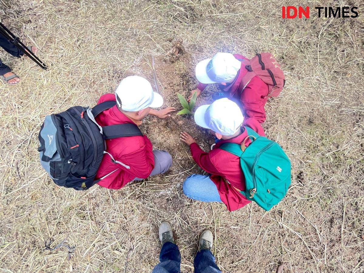 Mahasiswa di Padang menanam pohon wakaf (Foto: IDN Times/Halbert Caniago)