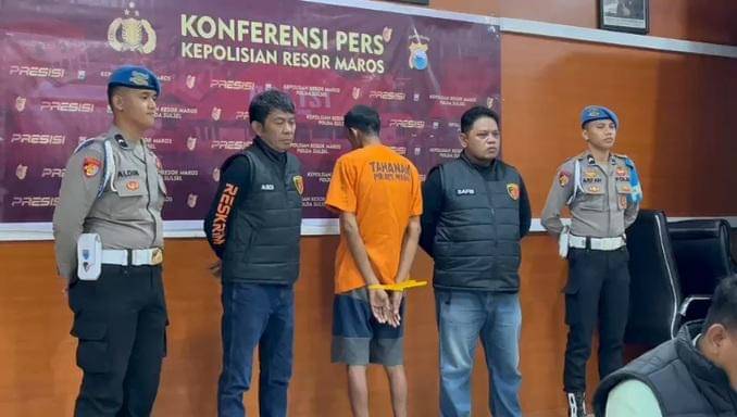 RS (35) pelaku pembunuhan kekasihnya sendiri berinisial HS (41) saat dihadirkan di Mapolres Maros (Dok. Polres Maros)