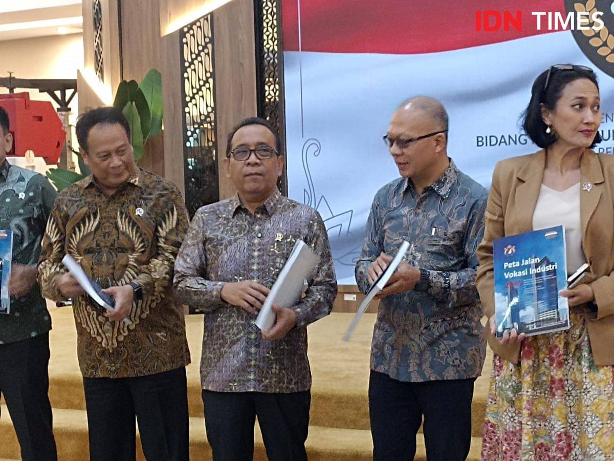 Menko PMK Pratikno gelar RTM Percepatan Revitalisasi Pendidikan dan Pelatihan Vokasi di Gedung Kemenko PMK, Jumat (14/11/2025). (IDN Times/Dini Suciatiningrum) 