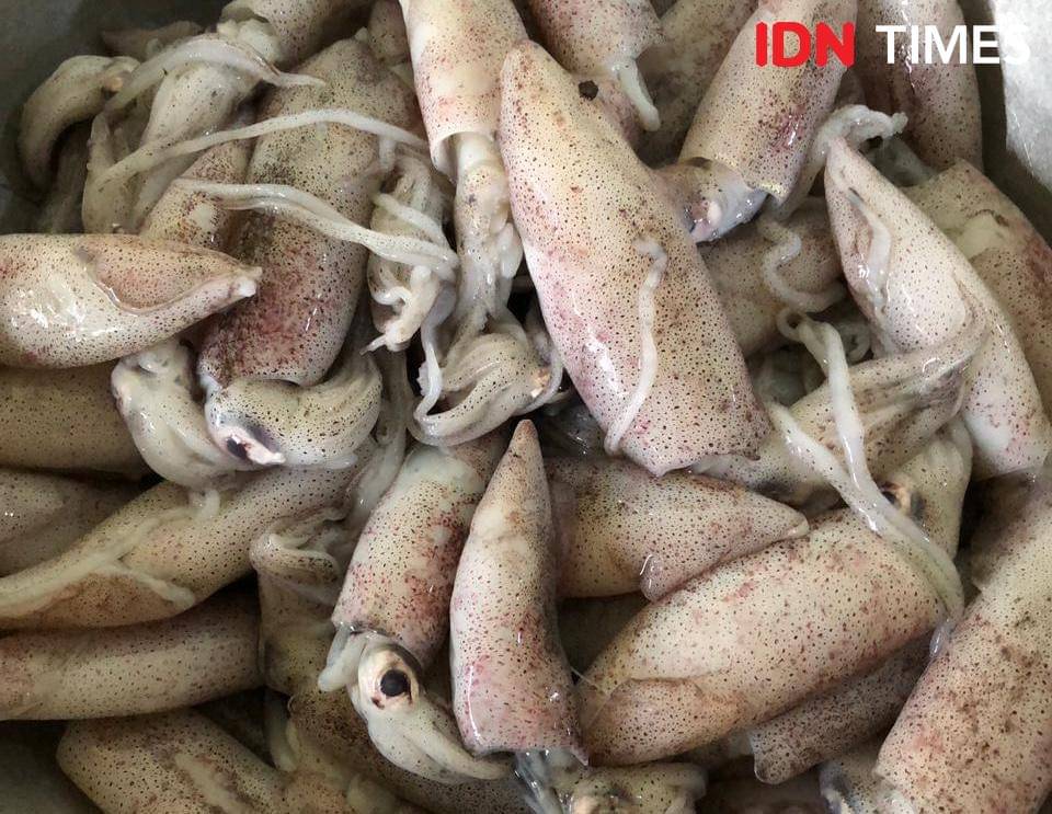 Cumi-cumi segar siap masak untuk menu cumi item UMKM Rasa yg Berkah di Demak. (IDN Times/Dhana Kencana)