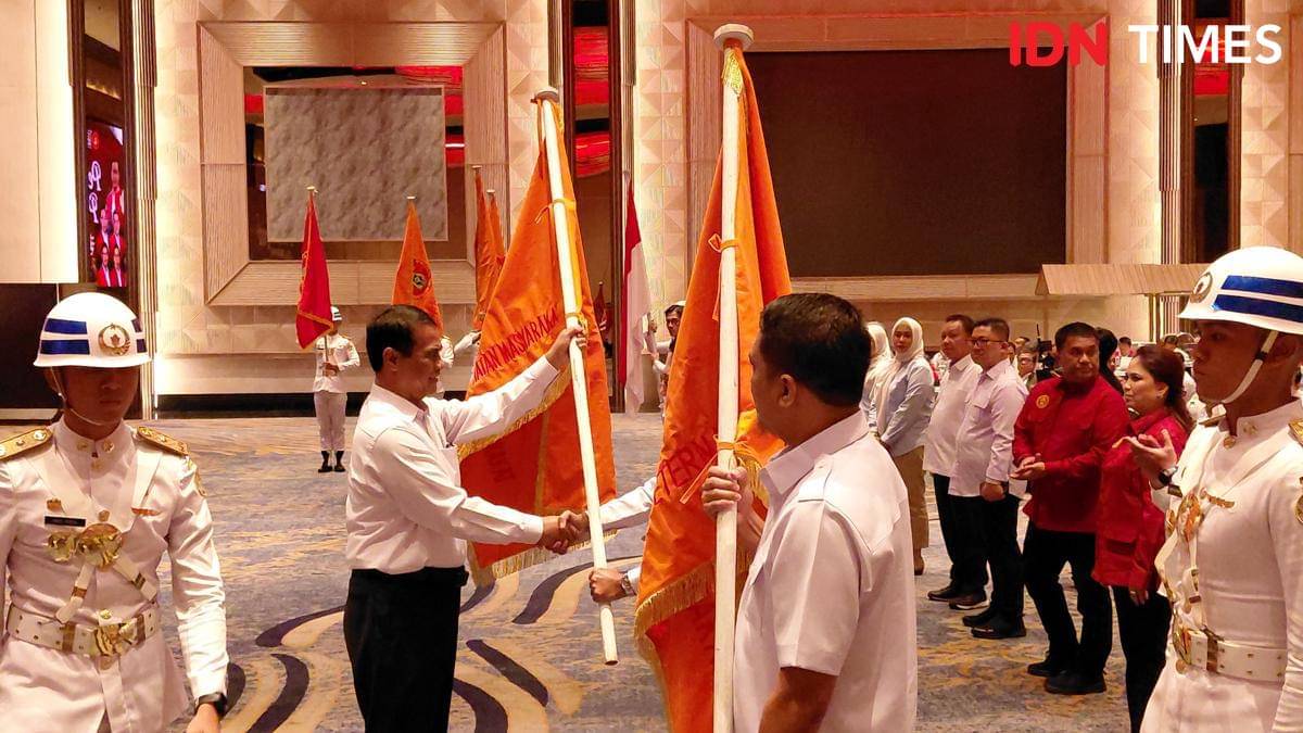 Ketua Pengurus Pusat (PP) Ikatan Keluarga Alumni (IKA) Universitas Hasanuddin Andi Amran Sulaiman melantik enam kepengurusan IKA Unhas, di Makassar, Jumat (14/11/2025). (IDN Times/Aan Pranata)