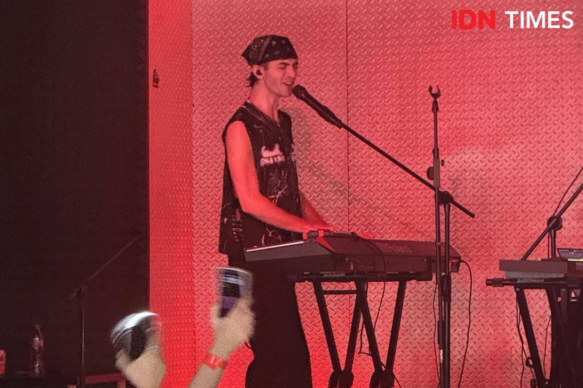 momen konser Greyson Chance pada Jumat (14/11/2025)
