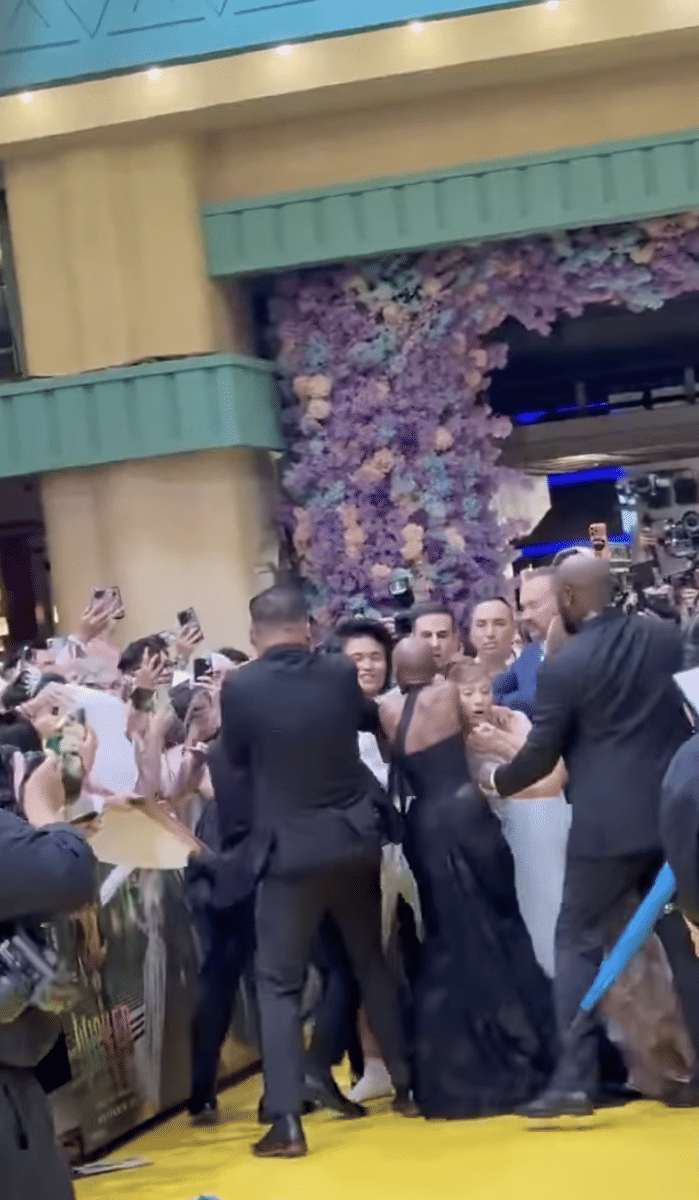 Ariana Grande diserang penggemar di premiere Wicked: For Good di Singapura