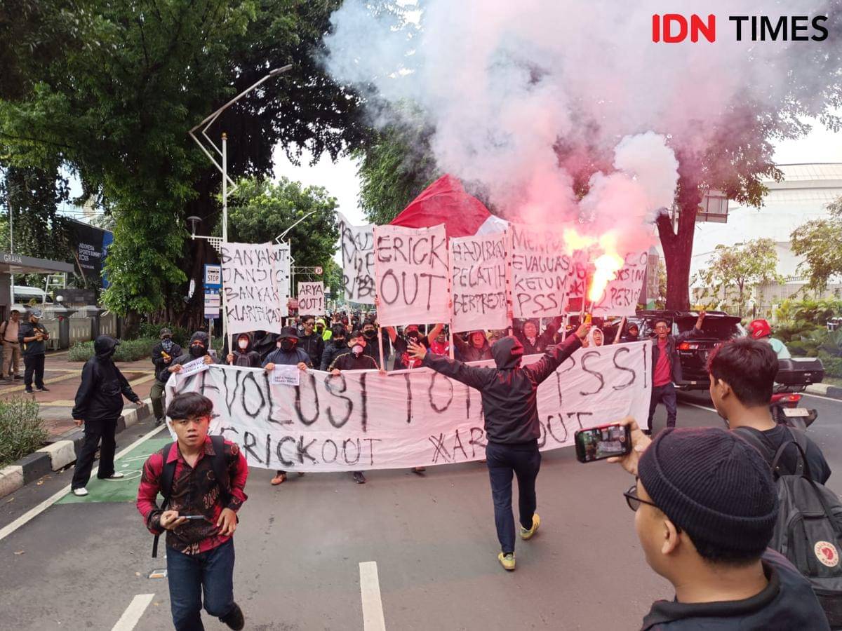 Massa bergerak menuju Gedung PSSI, Jakarta, Jumat (14/11/2025). 