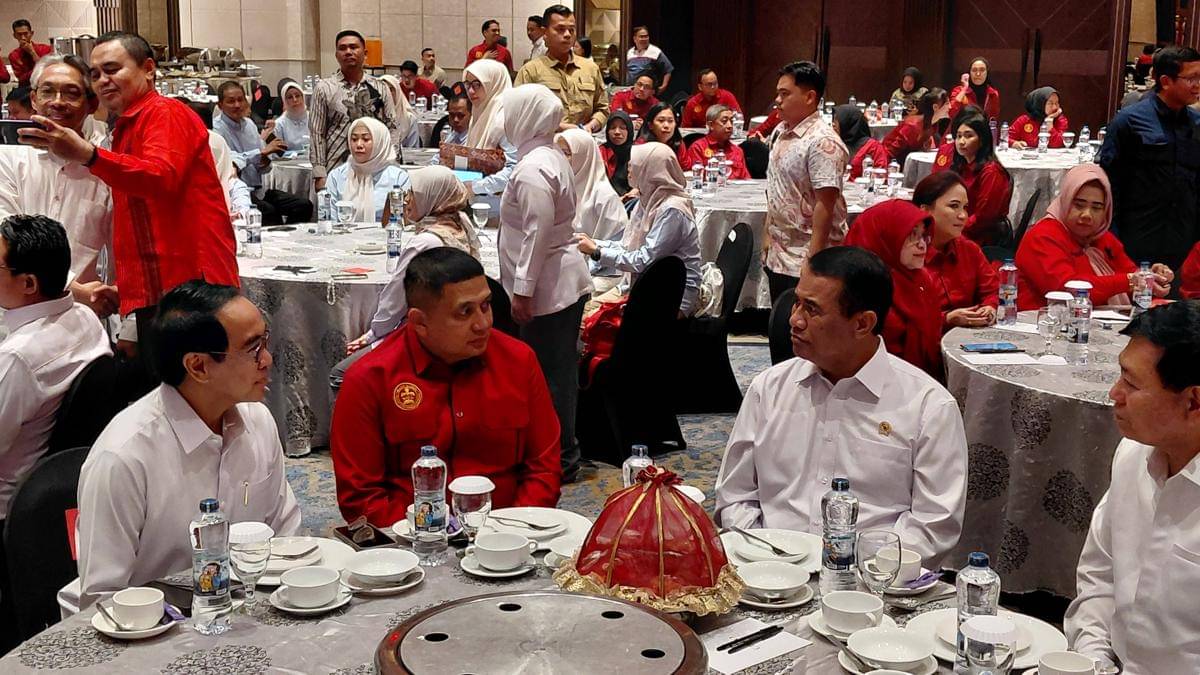 Ketua Pengurus Pusat (PP) Ikatan Keluarga Alumni (IKA) Universitas Hasanuddin Andi Amran Sulaiman melantik enam kepengurusan IKA Unhas, di Makassar, Jumat (14/11/2025). (IDN Times/Aan Pranata)