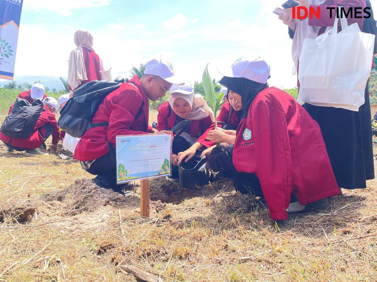 Mahasiswa di Padang menanam pohon wakaf (Foto: IDN Times/Halbert Caniago)