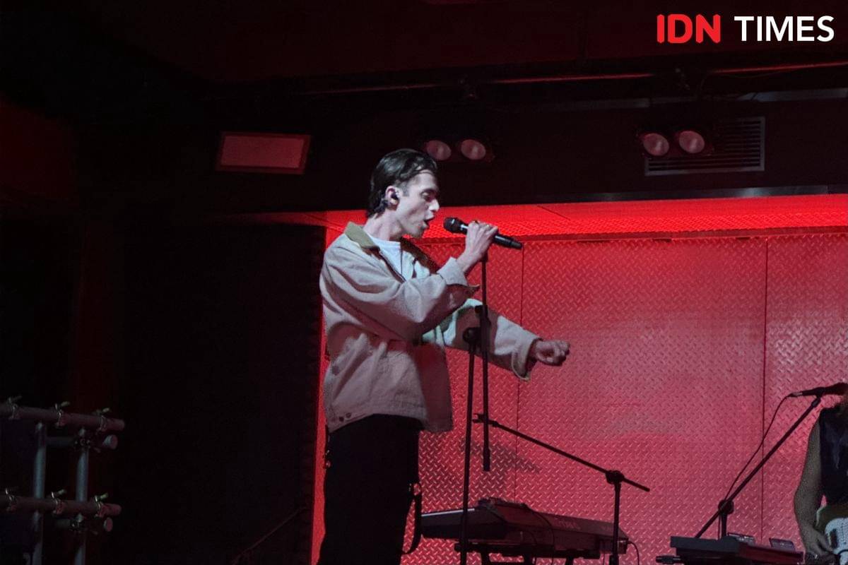 momen konser Greyson Chance pada Jumat (14/11/2025)