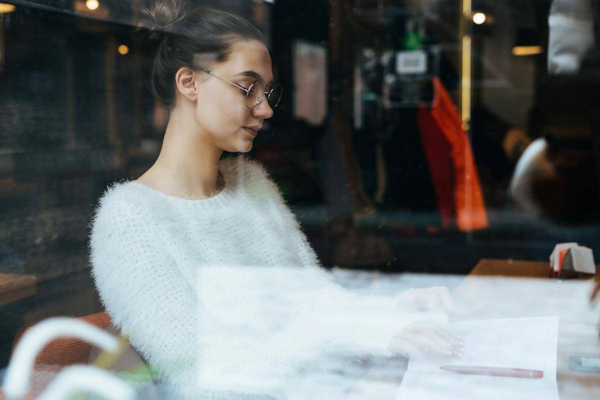 Ilustrasi menyendiri (unsplash.com/Photo by Anastasiia Nelen)