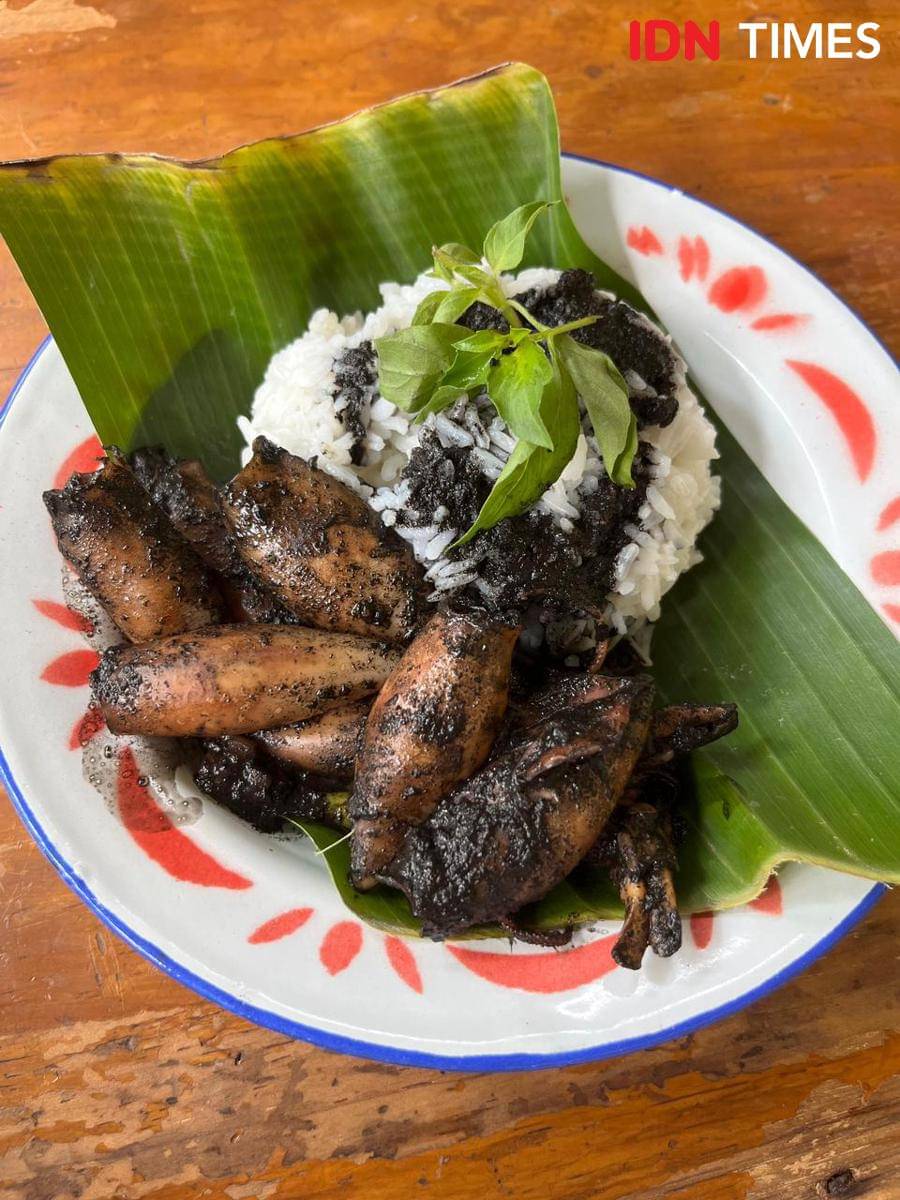 Makanan cumi item UMKM Rasa yg Berkah siap santap di Demak. (IDN Times/Dhana Kencana)