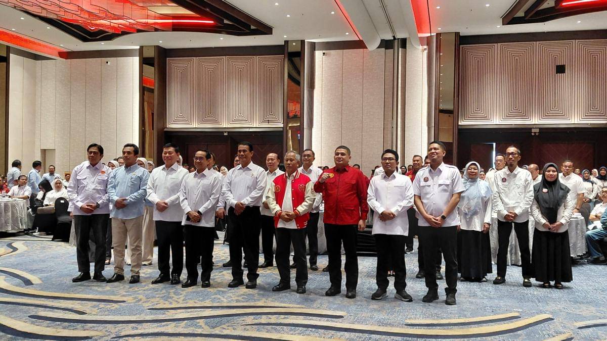 Ketua Pengurus Pusat (PP) Ikatan Keluarga Alumni (IKA) Universitas Hasanuddin Andi Amran Sulaiman melantik enam kepengurusan IKA Unhas, di Makassar, Jumat (14/11/2025). (IDN Times/Aan Pranata)