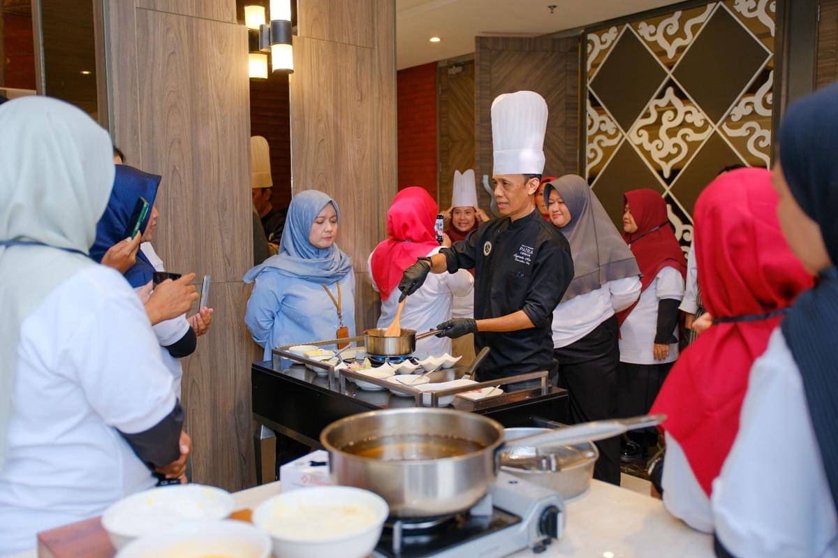 Chef Pardin dari Patra Cirebon Hotel & Convention memberikan pelatihan praktik dapur kepada peserta program Pelatihan dan Sertifikasi BNSP Keamanan Pangan Nasional, yang diselenggarakan oleh PT Patra Jasa di Cirebon (Dok. IDN Times)