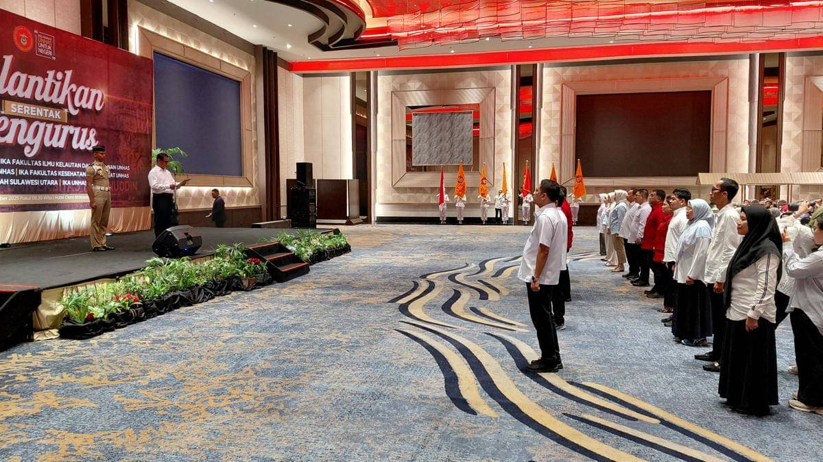 Ketua Pengurus Pusat (PP) Ikatan Keluarga Alumni (IKA) Universitas Hasanuddin Andi Amran Sulaiman melantik enam kepengurusan IKA Unhas, di Makassar, Jumat (14/11/2025). (IDN Times/Aan Pranata)