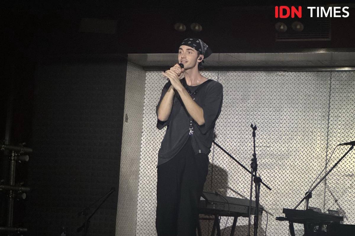 momen konser Greyson Chance pada Jumat (14/11/2025)