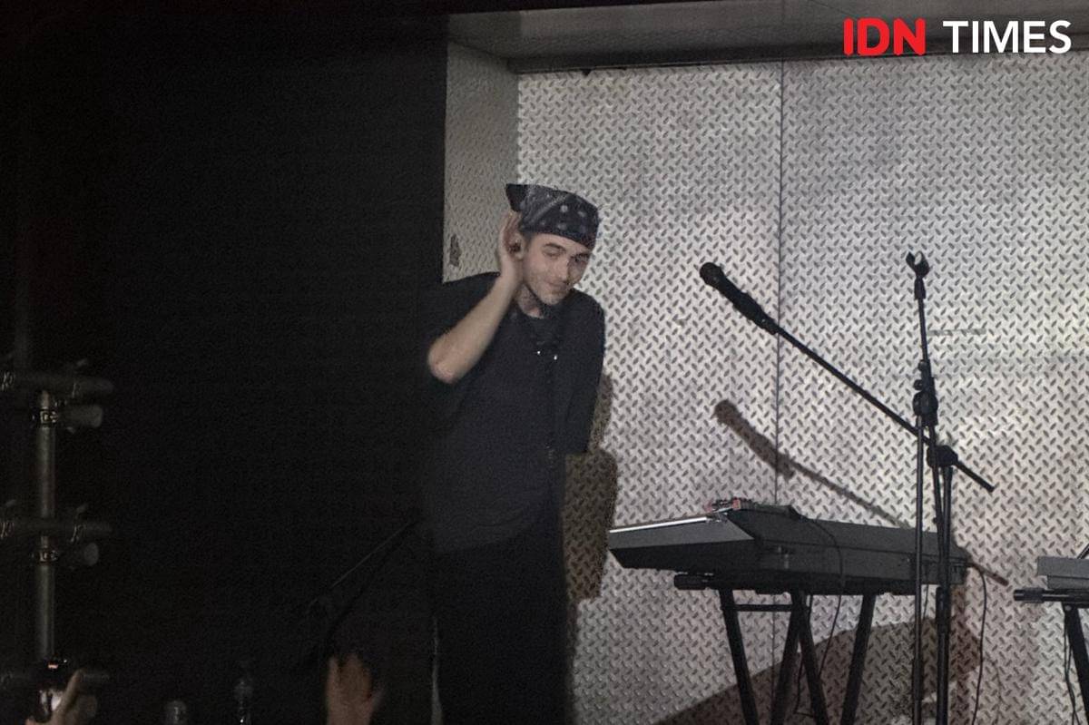 momen konser Greyson Chance pada Jumat (14/11/2025)