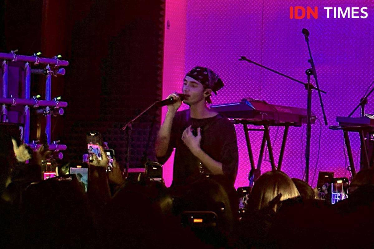 momen konser Greyson Chance pada Jumat (14/11/2025)