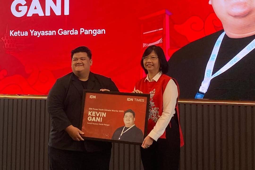 Kevin Gani mendapat penghargaan dari IDN.