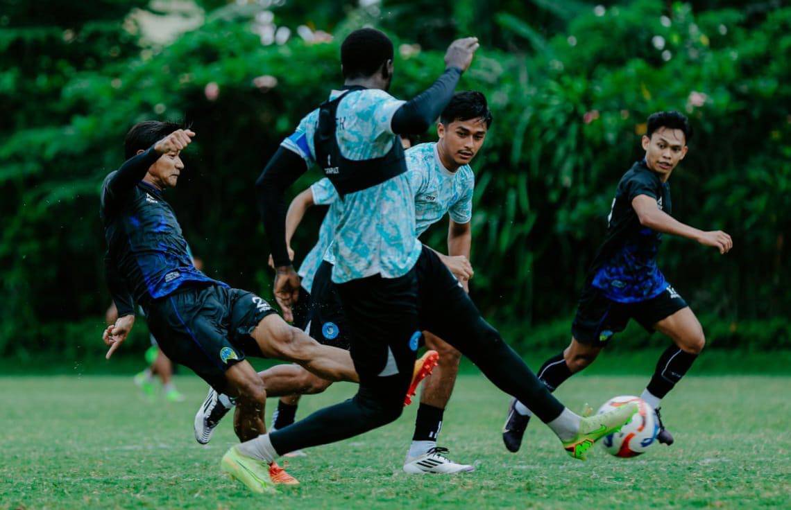 PSIM Jogja menggelar uji coba melawan PSBS Biak di Lapangan Yogyakarta Independent School (YIS), Sleman, pada Jumat (14/11/2025) sore.