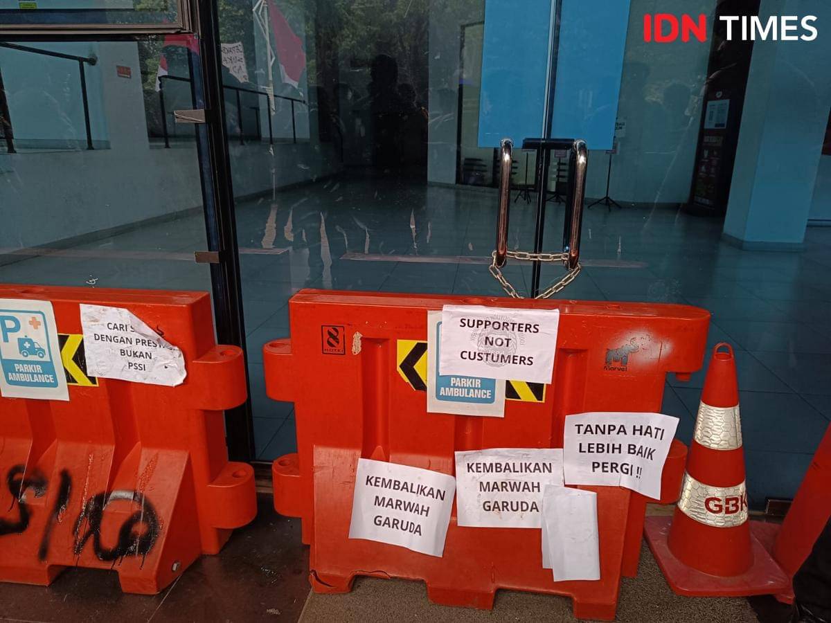 Massa aksi suporter Timnas Indonesia mengunci pintu GBK Arena, Jumat (14/11/2025) sore. 