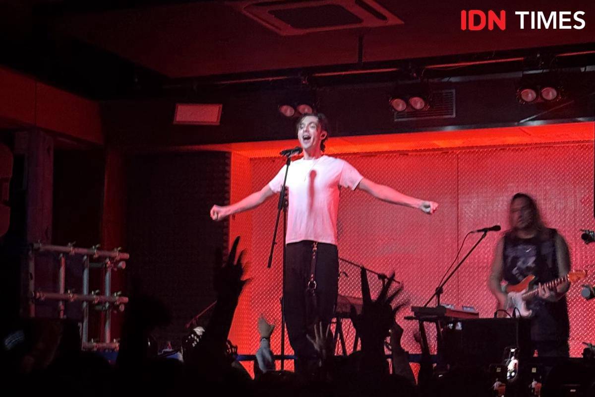 momen konser Greyson Chance pada Jumat (14/11/2025)