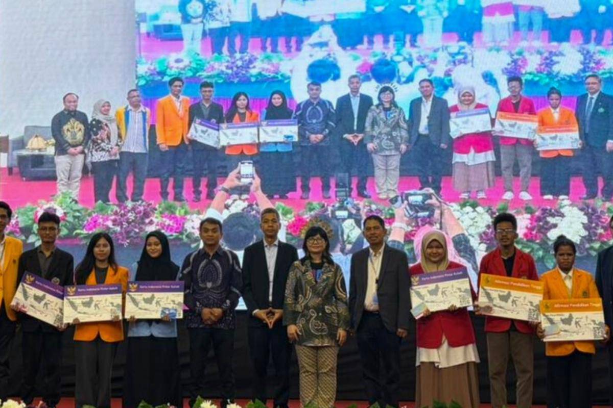 Wakil Menteri Pendidikan Tinggi, Sains dan Teknologi (Wamendiktisaintek) Stella Christie menyapa 1.236 peserta KIP Kuliah (KIP-K) dan Afirmasi Pendidikan Tinggi (ADik) mahasiswa baru tahun 2025 di Kampus Politeknik Negeri Ujung Pandang (PNUP) Makassar, (13/11). (Dok. PNUP)
