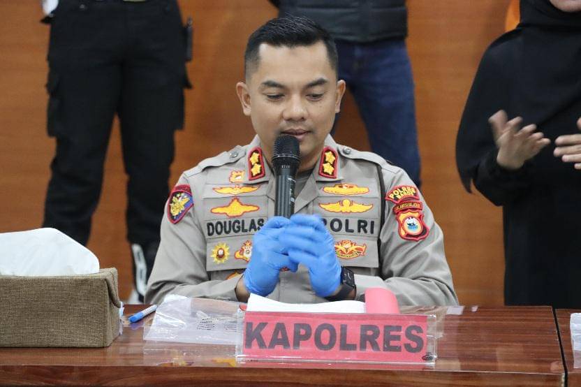 Kapolres Maros, AKBP Douglas Mahendrajaya, saat merilis kasus pembunuhan wanita di wilayah Bantimurung (Dok. Polres Maros).
