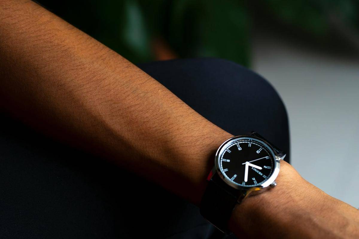 ilustrasi dress watch pria