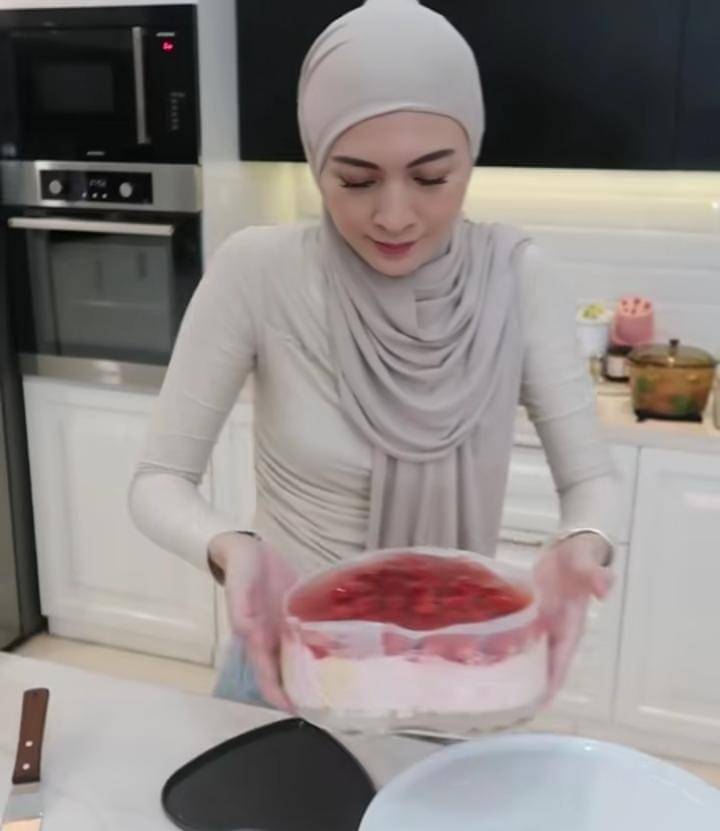 potret Donita siap kejutan ultah ke-10 untuk Vaga