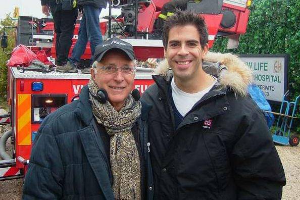 Ruggero Deodato (kiri) dan Eli Roth di lokasi syuting acara televisi di Italia yang disutradarai oleh Deodato.