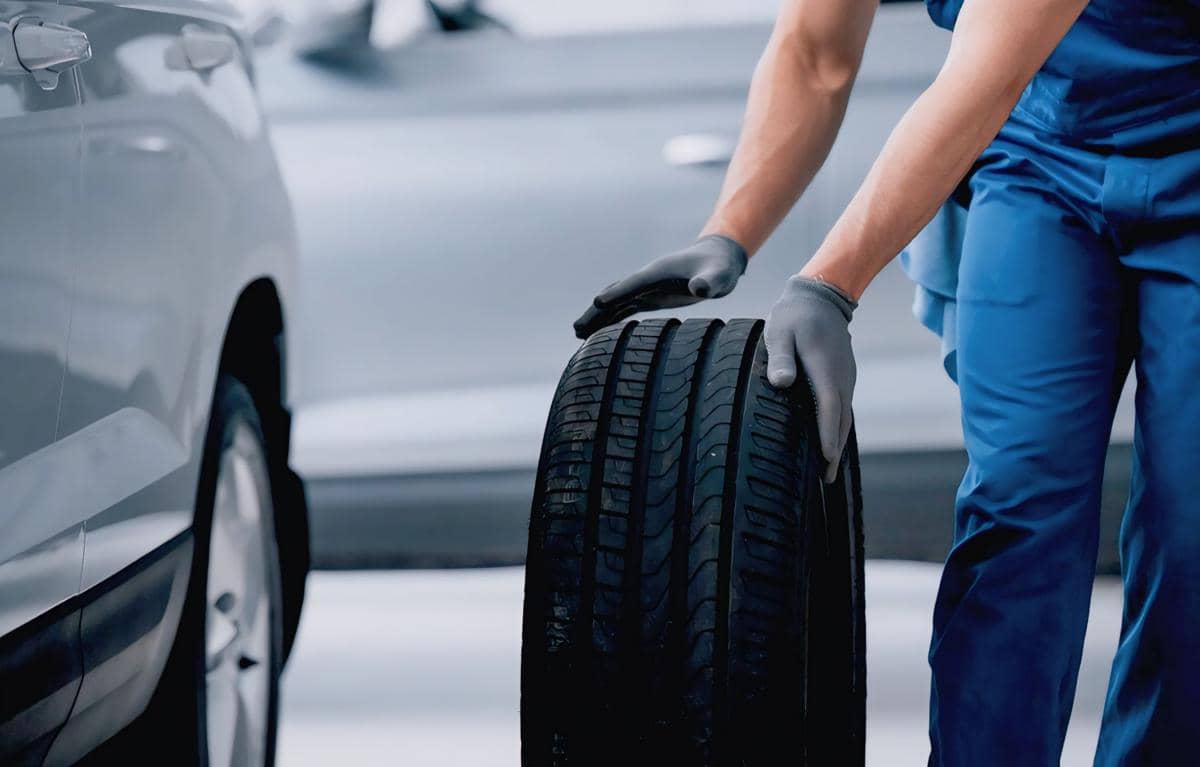 ilustrasi ganti ban (freepik.com/standret)