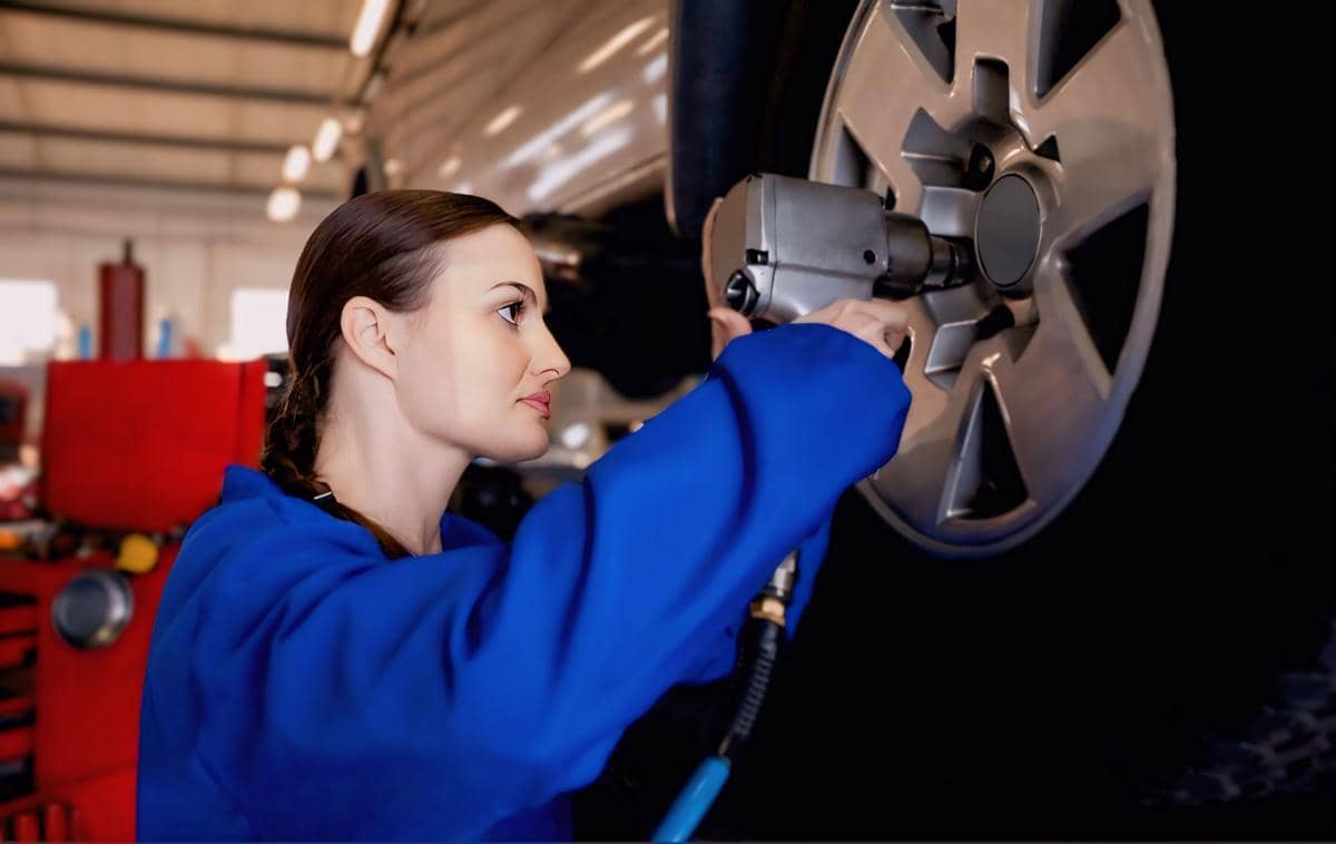 ilustrasi memeriksa rem mobil (freepik.com/peoplecreations)