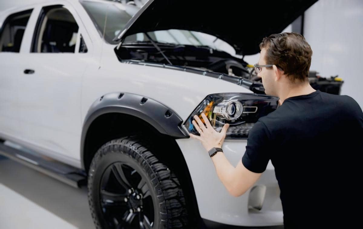 ilustrasi mengecek lampu mobil (freepik.com/freepik)