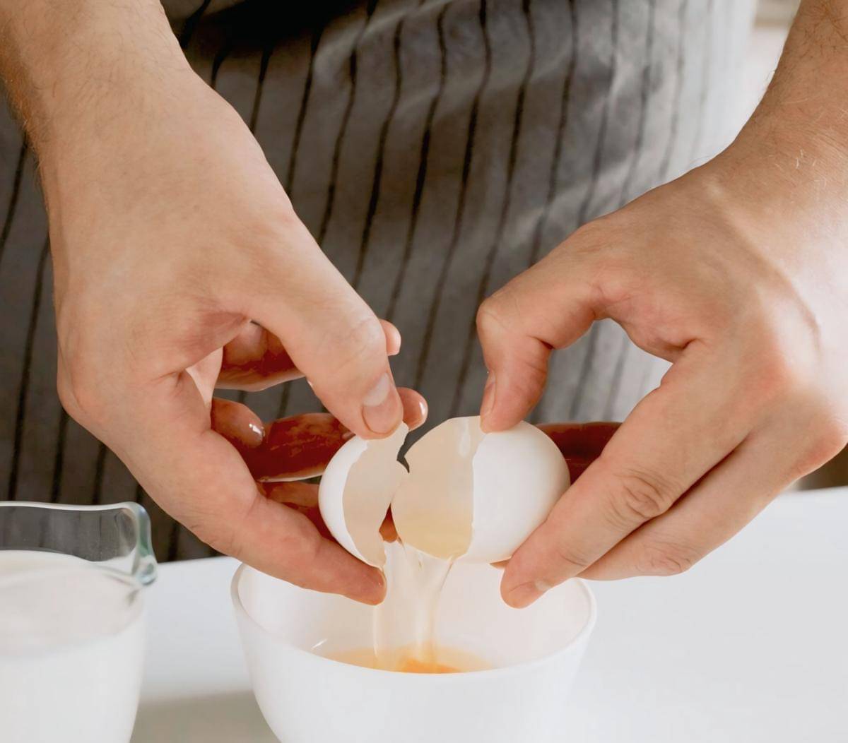 ilustrasi memisahkan putih telur dengan kuningnya