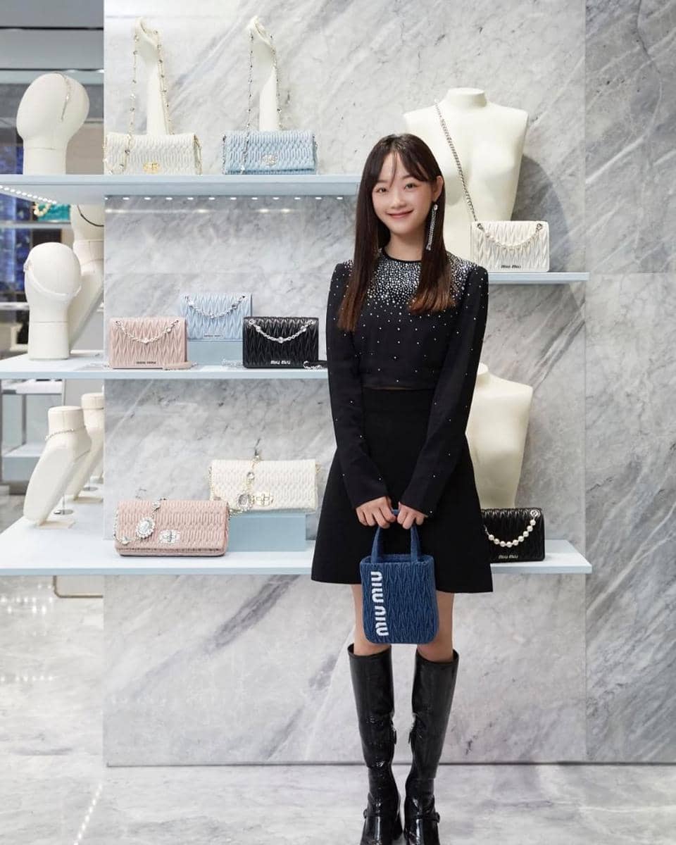 inspirasi outfit ala Lee Yoo Mi