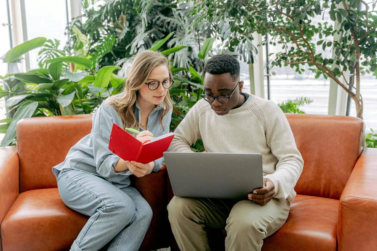 Ilustrasi ngobrol dengan orang yang beda pengalaman