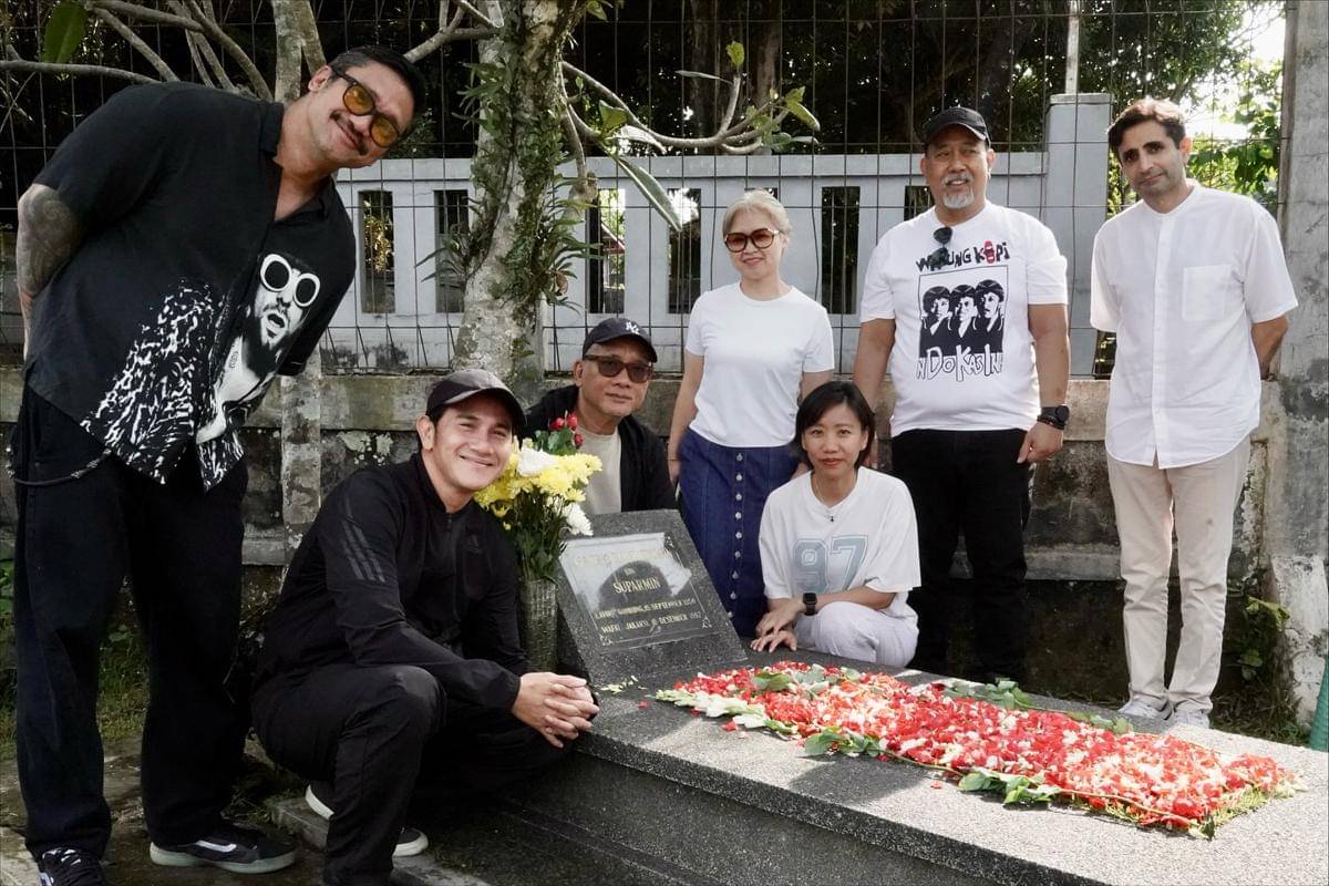 Vino Bastian dan Tora Sudiro ziarah ke makam Kasino dan Dono